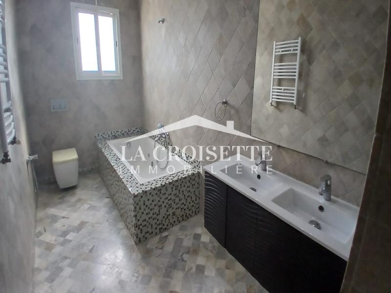 Triplex S+4 avec piscine à La Soukra